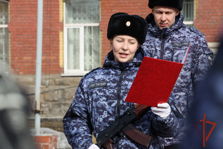В рамках празднования 10-летия Росгвардии молодые сотрудники вневедомственной охраны из Иркутска торжественно приняли присягу 