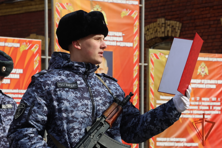 В рамках празднования 10-летия Росгвардии молодые сотрудники вневедомственной охраны из Иркутска торжественно приняли присягу 