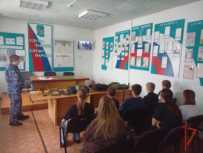 К 10-летию Росгвардии сотрудники вневедомственной охраны из Иркутской области познакомили школьников со службой в ведомстве