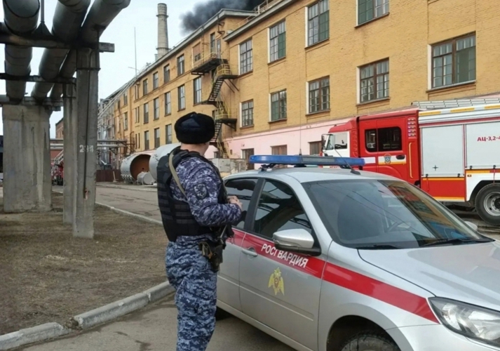 Сотрудники Росгвардии оказали помощь службам, принимавшим участие в тушении пожара на крупном предприятии в Иркутске 