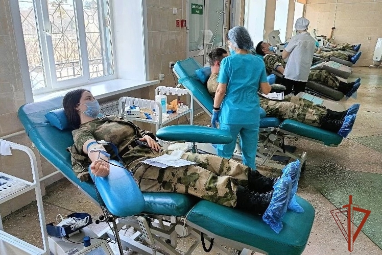 К 80-летию образования воинских частей по охране ВГО росгвардейцы из Ангарска приняли участие в акции по безвозмездной сдаче крови