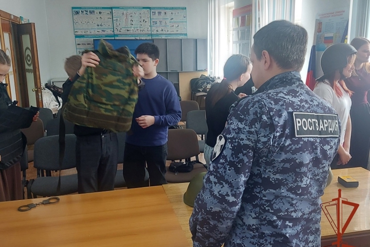 К 10-летию Росгвардии сотрудники вневедомственной охраны из Иркутской области познакомили школьников со службой в ведомстве