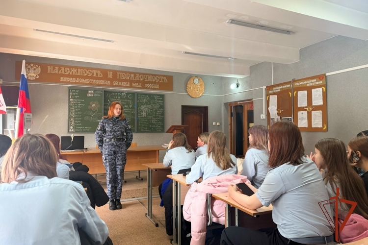 В Братске росгвардейцы провели день открытых дверей для школьников, посвященный юбилею ведомства