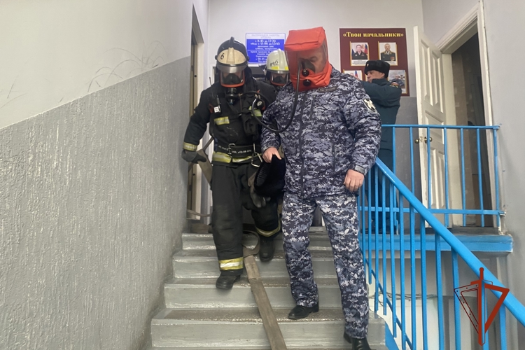 Росгвардия и МЧС в Иркутской области провели совместные учения по эвакуации личного состава из горящего здания
