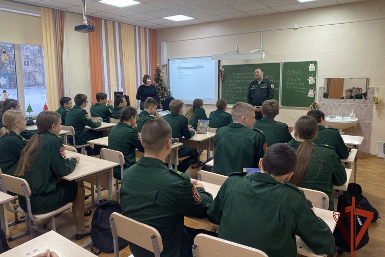ОФИЦЕРЫ АНГАРСКОГО ПОЛКА РОСГВАРДИИ ПОЗДРАВИЛИ ЮНЫХ РОСГВАРДЕЙЦЕВ С ОКОНЧАНИЕМ УЧЕБНОЙ ЧЕТВЕРТИ 