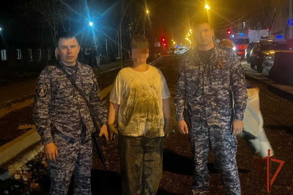 В Иркутске сотрудники Росгвардии спасли ребёнка, провалившегося в канализационный колодец