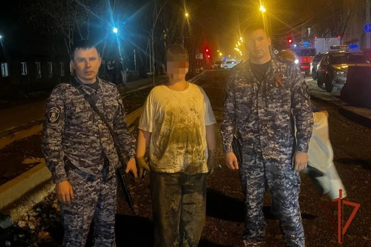 В Иркутске сотрудники Росгвардии спасли ребёнка, провалившегося в канализационный колодец