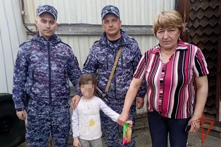 В Тулуне сотрудники Росгвардии нашли и вернули родителям потерявшуюся девочку