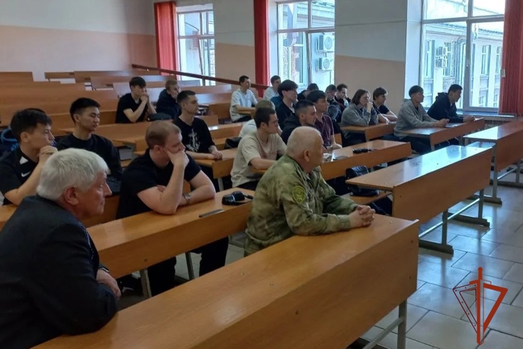 Ветераны Росгвардии провели для иркутских студентов урок безопасности