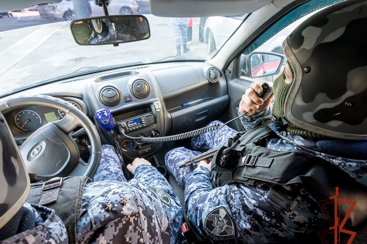 В Иркутской области сотрудники Росгвардии по горячим следам задержали подозреваемых в грабеже