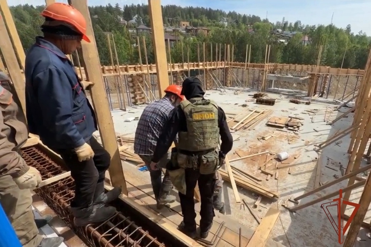 При содействии ОМОН Росгвардии в Иркутской области продолжаются рейды по пресечению нарушений миграционного законодательства