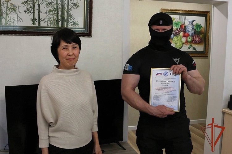 В День защиты детей офицер Росгвардии  подарил детям с особенностями развития пеналы, сшитые собственными руками