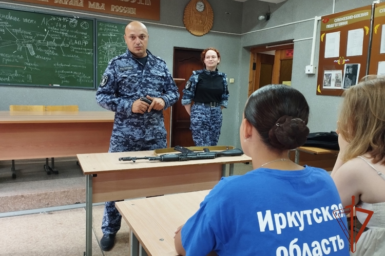 В Иркутской области к юбилею Росгвардии сотрудники ведомства продолжают проводить встречи с молодежью в дни летних каникул
