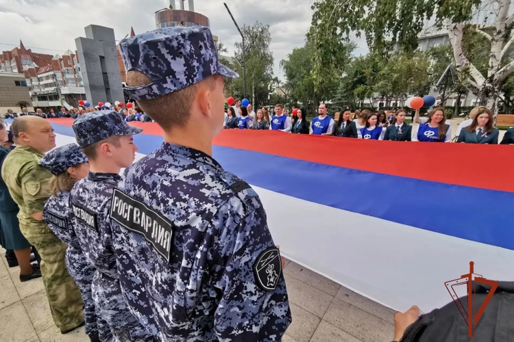 Ко Дню государственного флага России сотрудники Росгвардии из Иркутской области приняли участие в праздничных мероприятиях