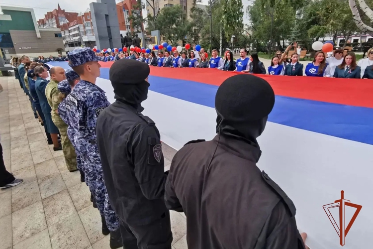 Ко Дню государственного флага России сотрудники Росгвардии из Иркутской области приняли участие в праздничных мероприятиях