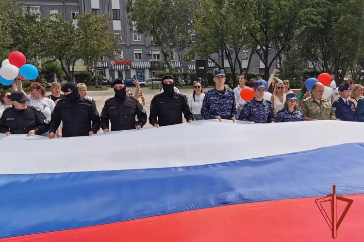 Ко Дню государственного флага России сотрудники Росгвардии из Иркутской области приняли участие в праздничных мероприятиях