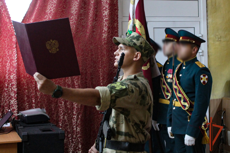 Военнослужащие, призванные на службу в Росгвардию, приняли торжественную присягу в Ангарске