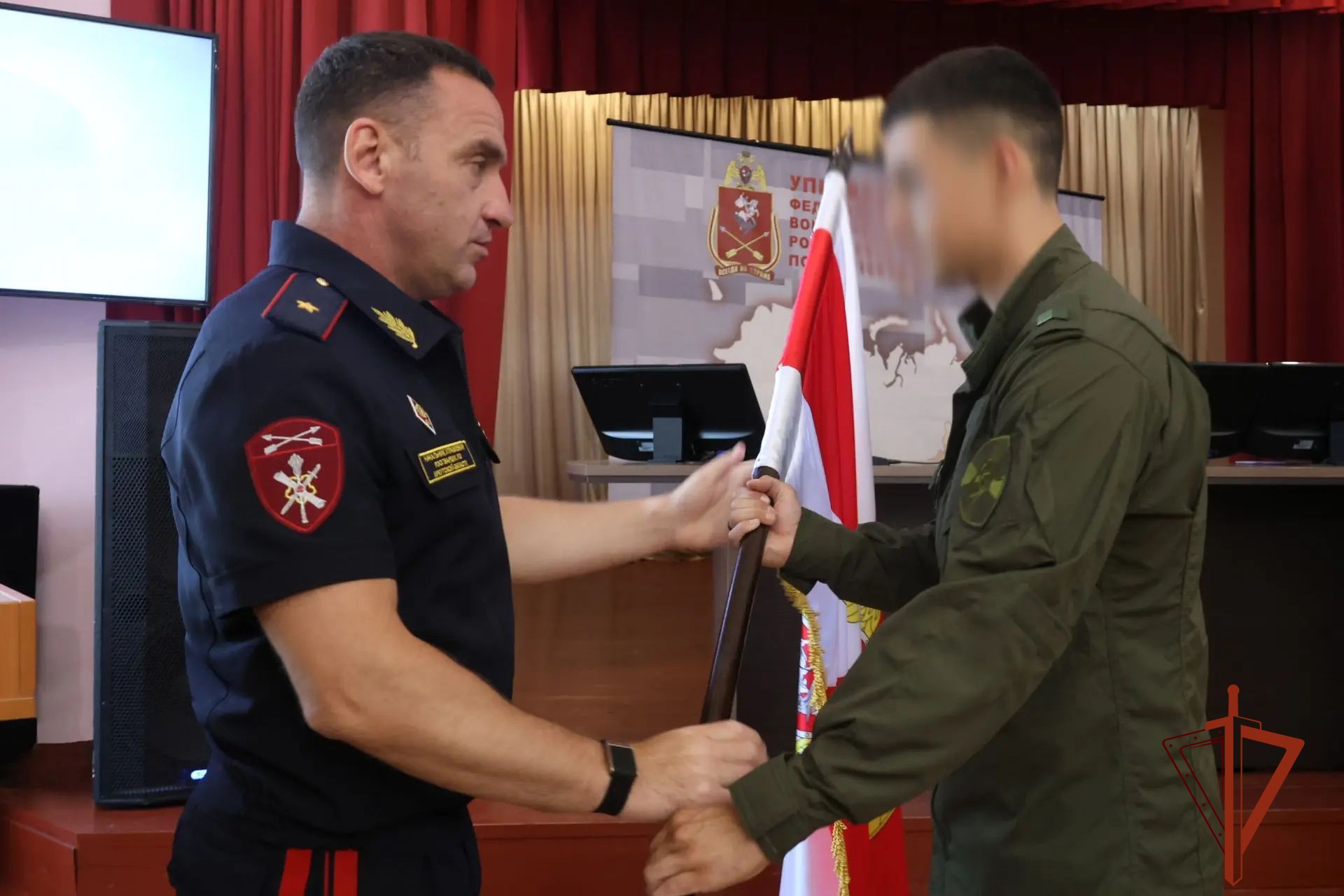 Начальник Управления Росгвардии по Иркутской области вручил знамя ведомства военно-патриотического центру «Вымпел-Байкал»
