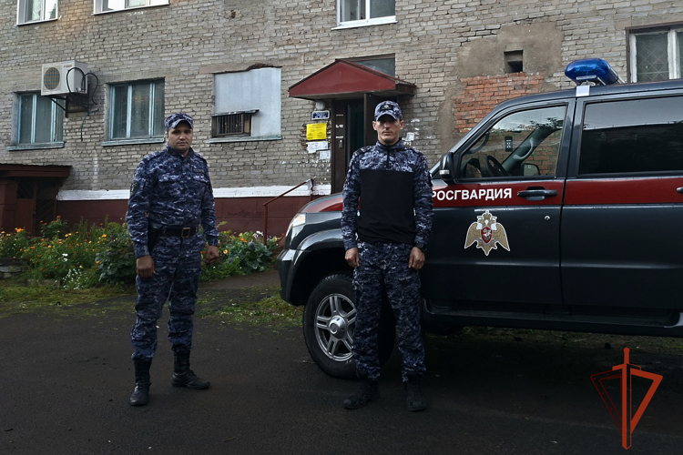 Росгвардейцы в Иркутской области локализовали пожар и помогли эвакуировать женщину из горящей квартиры