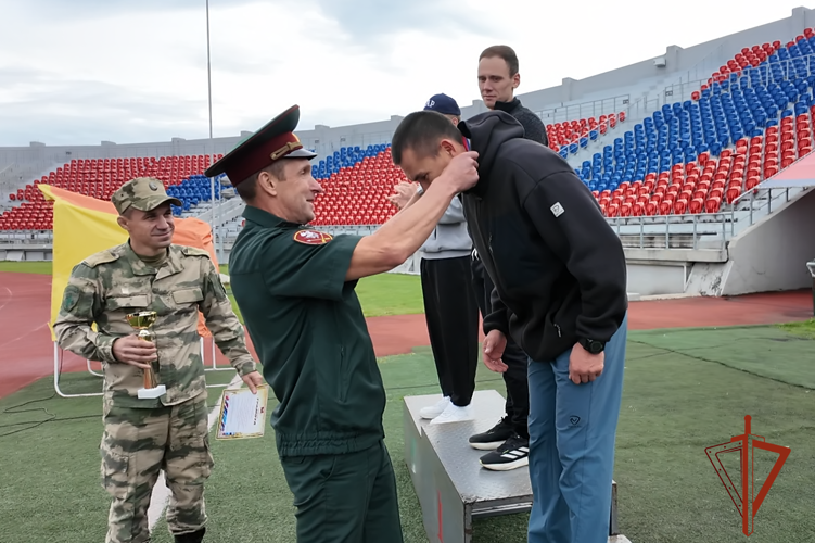 Росгвардейцы из Иркутска завоевали серебро на чемпионате Сибирского округа Росгвардии по летнему офицерскому троеборью