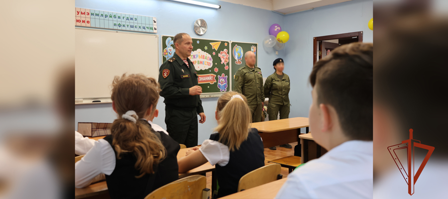 Офицеры Росгвардии поздравили кадетов подшефных классов с Днём знаний в Иркутске