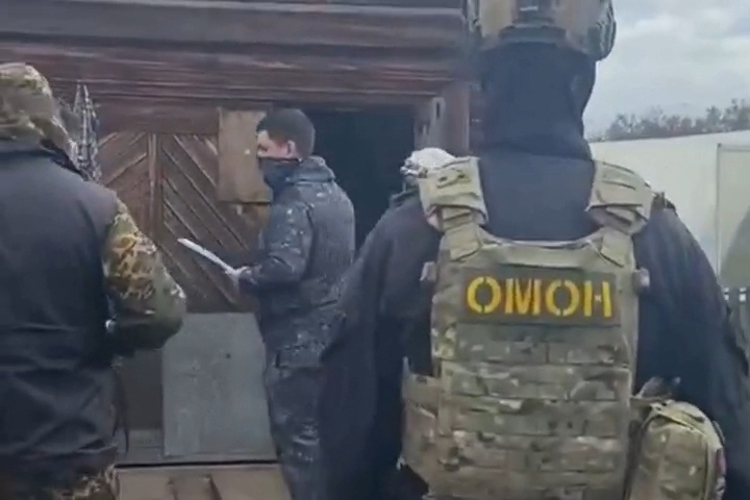  При содействии ОМОН Росгвардии в Иркутской области задержан мужчина, подозреваемый в незаконном хранении оружия и наркотических средств