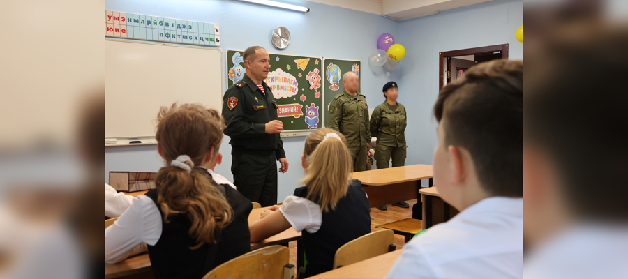 Офицеры Росгвардии поздравили кадетов подшефных классов с Днём знаний в Иркутске