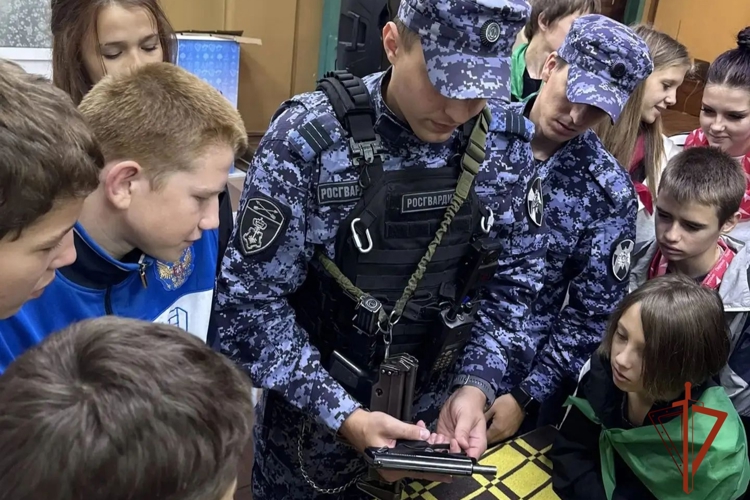 В честь 10-летия Росгвардии сотрудники вневедомственной охраны из Шелехова познакомили воспитанников социального центра со службой в ведомстве