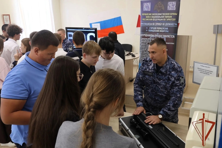 Ко Дню вневедомственной охраны росгвардейцы познакомили иркутских школьников со службой 
