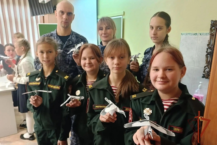 В Иркутской области сотрудники вневедомственной охраны Росгвардии провели для школьников памятное мероприятие ко Всемирному дню белых журавлей