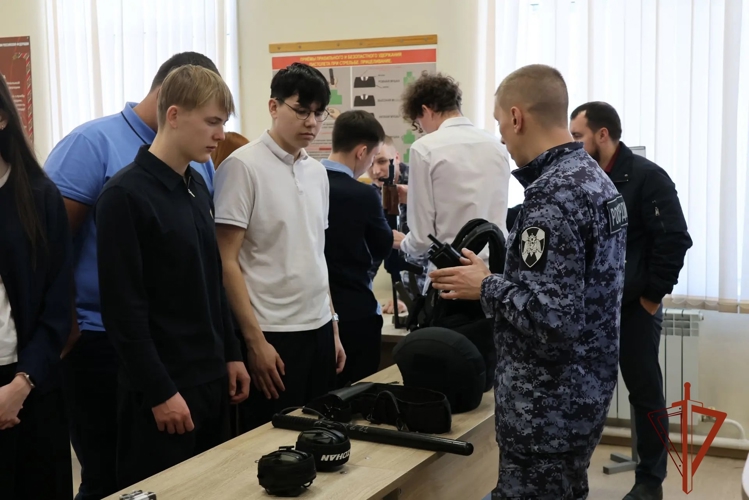 Ко Дню вневедомственной охраны росгвардейцы познакомили иркутских школьников со службой 