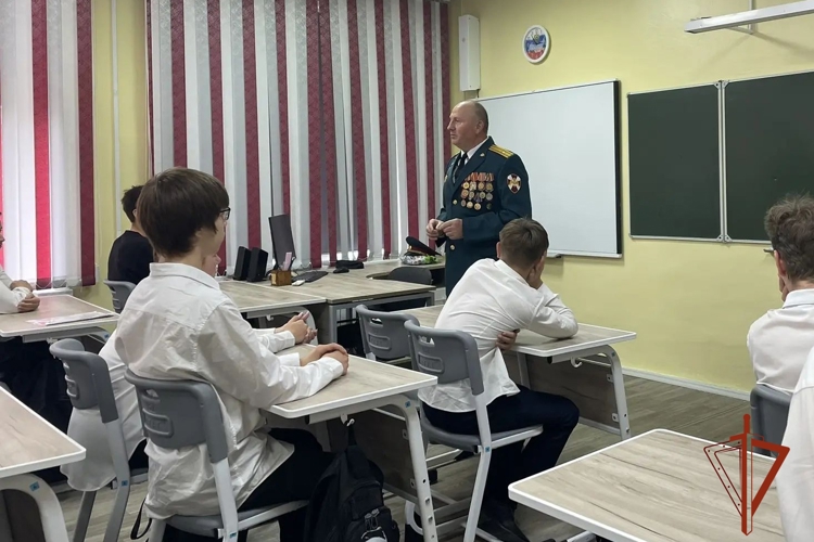 Ветеран Росгвардии провел «Урок мужества» для ангарских школьников