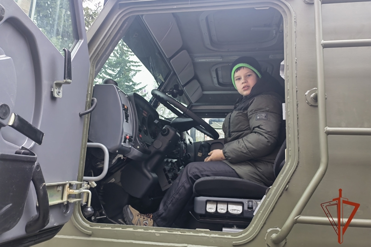 В Иркутской области росгвардейцы провели экскурсию для детей с особенностями здоровья