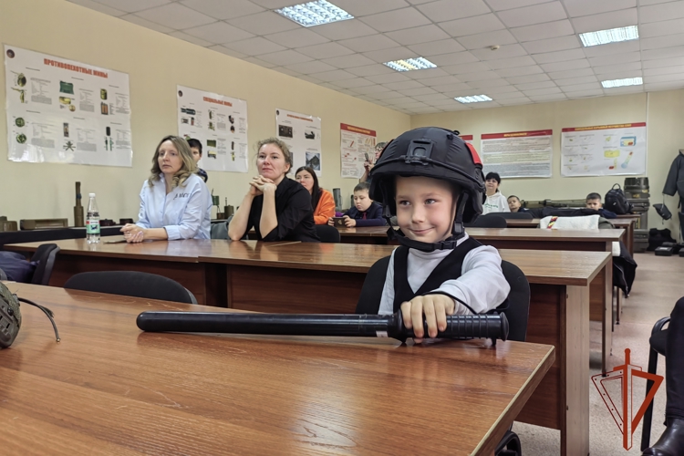 В Иркутской области росгвардейцы провели экскурсию для детей с особенностями здоровья