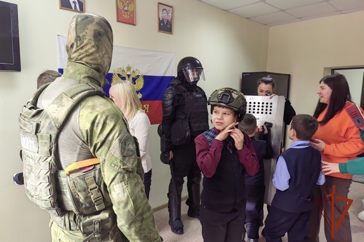 В Иркутской области росгвардейцы провели экскурсию для детей с особенностями здоровья