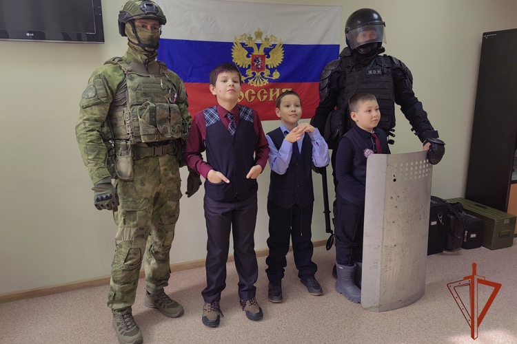 В Иркутской области росгвардейцы провели экскурсию для детей с особенностями здоровья
