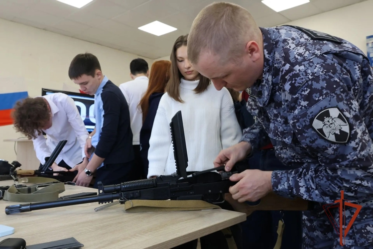 Ко Дню вневедомственной охраны росгвардейцы познакомили иркутских школьников со службой 