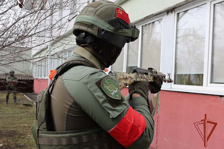 В Иркутской области сотрудники Росгвардии провели занятие по задержанию условных вооруженных преступников
