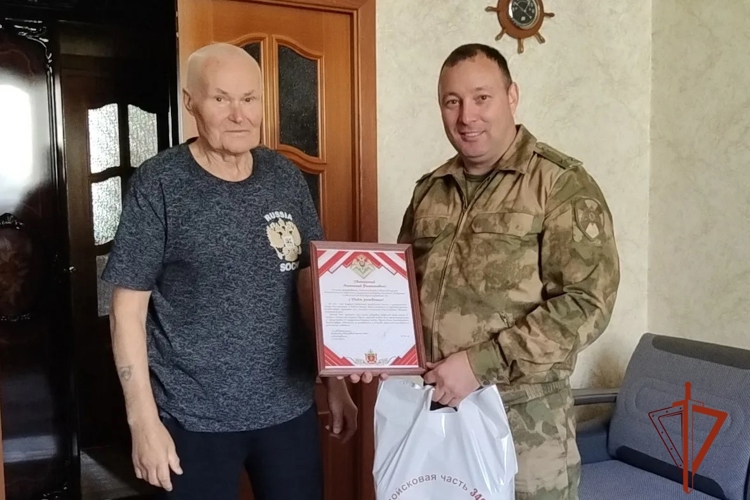Военнослужащие Росгвардии поздравили с 88-летием жителя блокадного Ленинграда, ветерана войск правопорядка Анатолия Крушенникова 